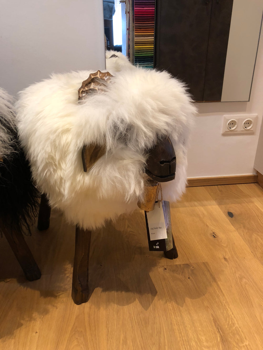 Felle und Hocker — Bild 4